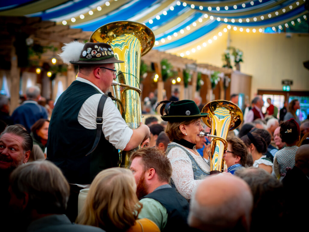 Das Musikantenzelt Boandlkramerei® auf der Oidn Wiesn – die Musiker beim Auftritt