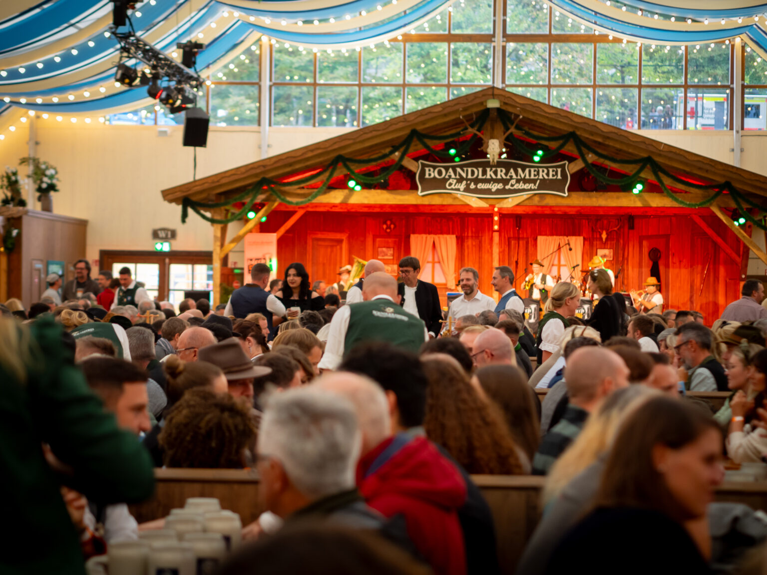 Beste Stimmung im Musikantenzelt Boandlkramerei® auf der Oidn Wiesn – Oktoberfest München