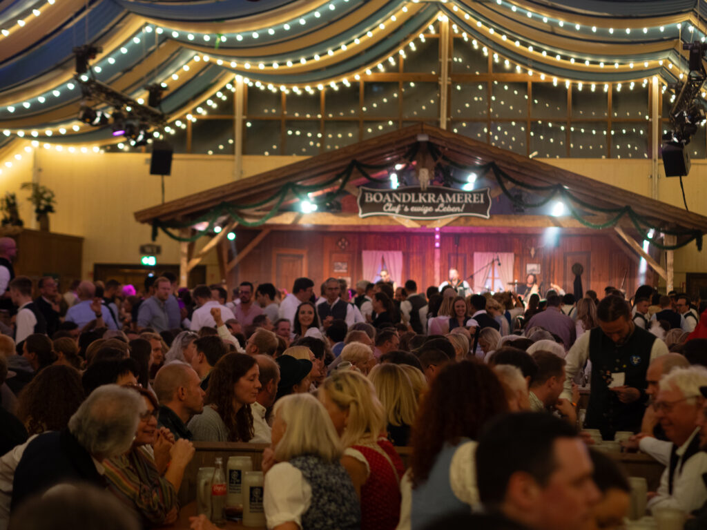 Oktoberfest-Gäste feiern in der Boandlkramerei